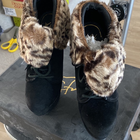 Colin Stuart Leopard Booties - Picture 2 of 3